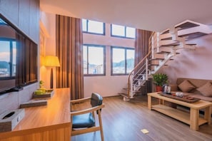 Una sala de estar moderna con una mesa de centro de madera, un sofá, un televisor y una escalera.