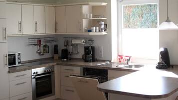 KĂŒhlschrank, Mikrowelle, Ofen, GeschirrspĂŒler