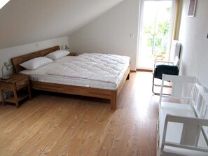 2 bedrooms, iron/ironing board, WiFi