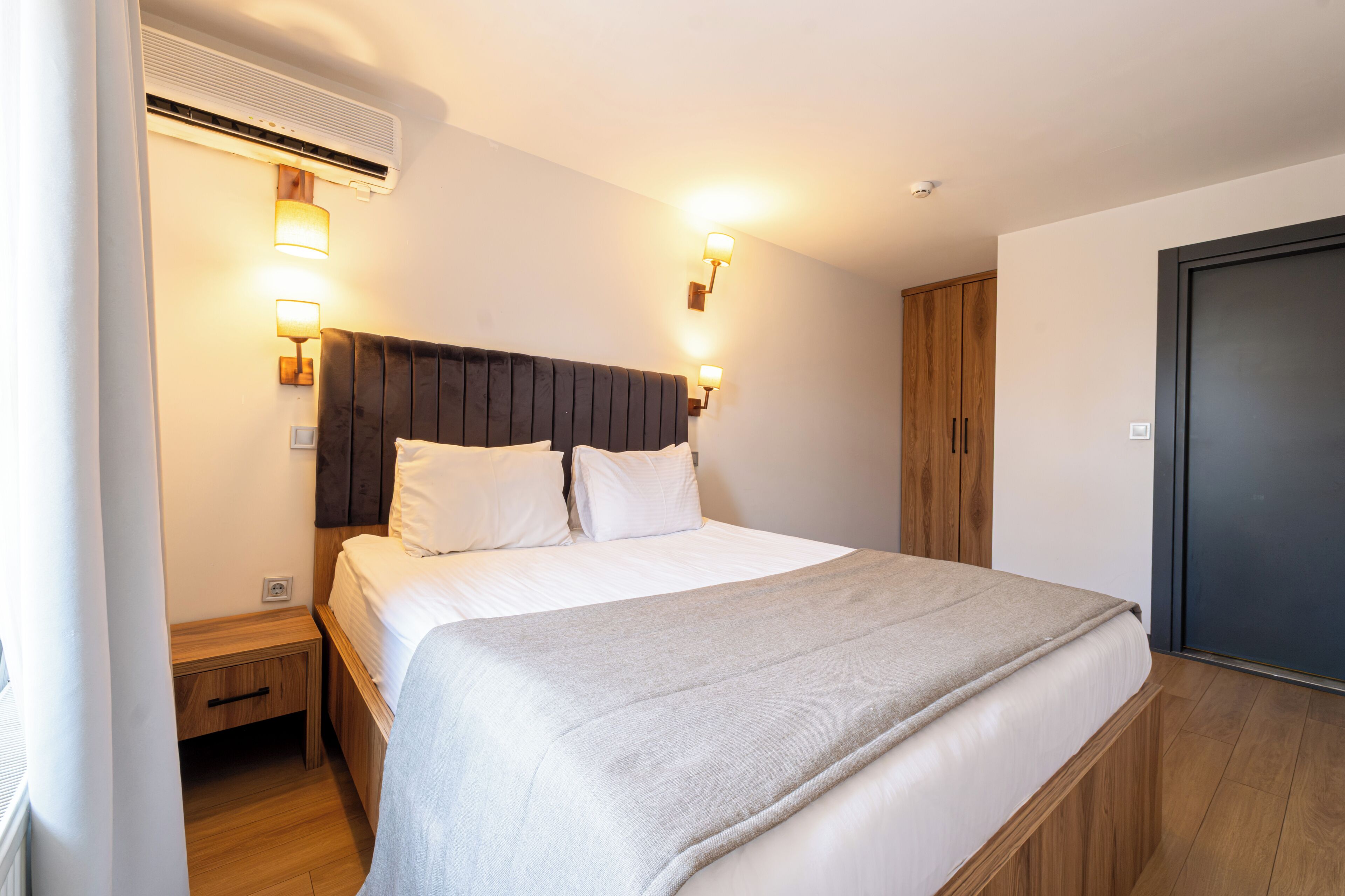 Habitación triple estándar | Caja fuerte, sistema de insonorización, wifi gratis y ropa de cama