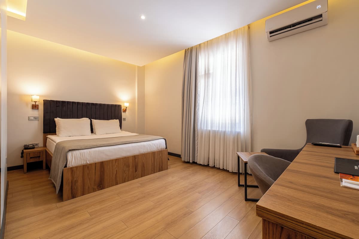 Standard Double Room | In-room safe, soundproofing, WiFi (free), bed sheets