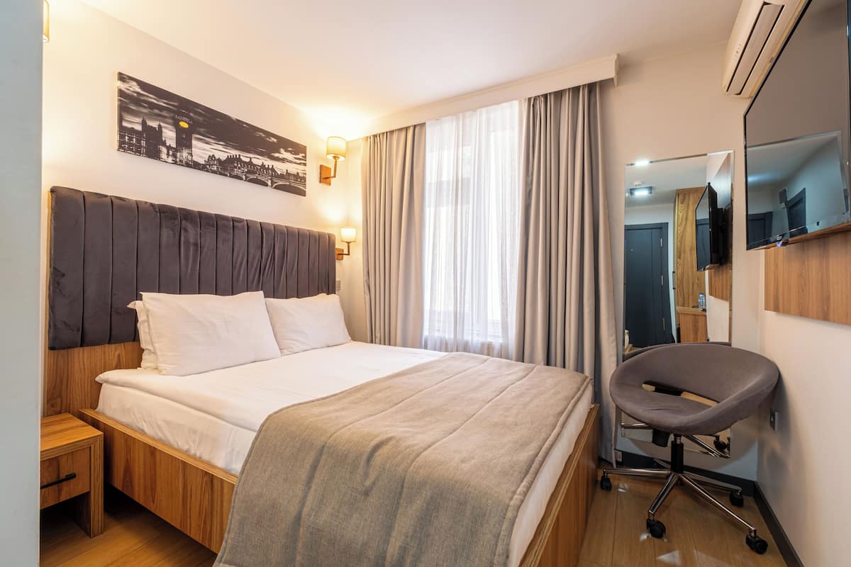 Economy Double Room | In-room safe, soundproofing, WiFi (free), bed sheets