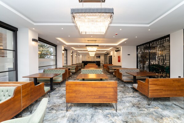 Petit déjeuner buffet (450 TRY par personne)