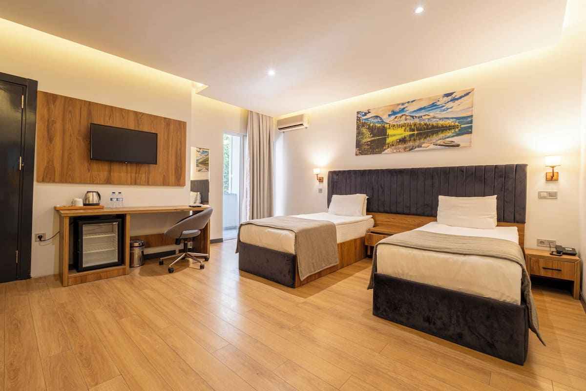 Superior Twin Room | In-room safe, soundproofing, WiFi (free), bed sheets