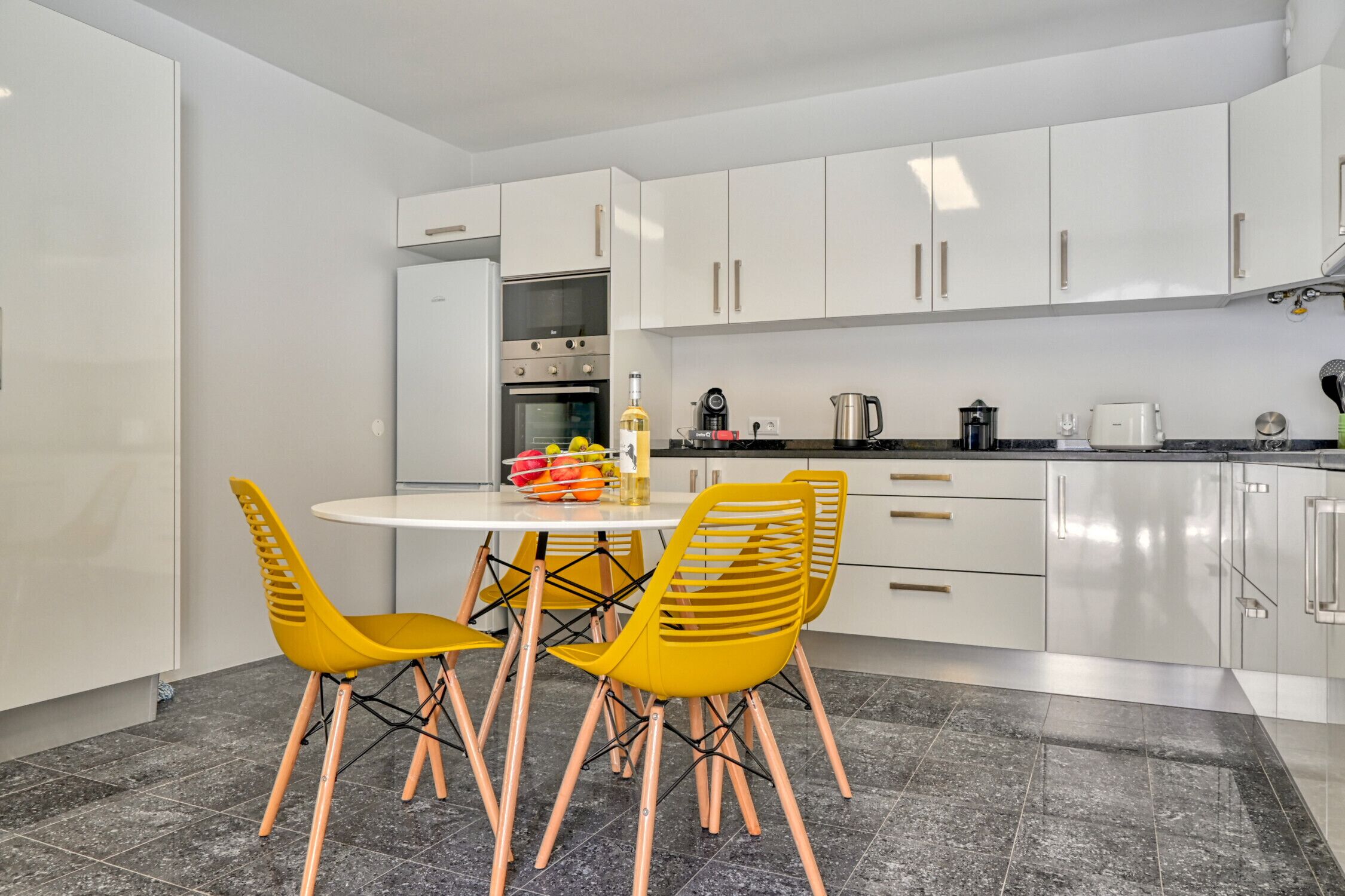 Een koelkast, een magnetron, een oven, een kookplaat