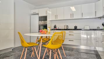 Een koelkast, een magnetron, een oven, een kookplaat