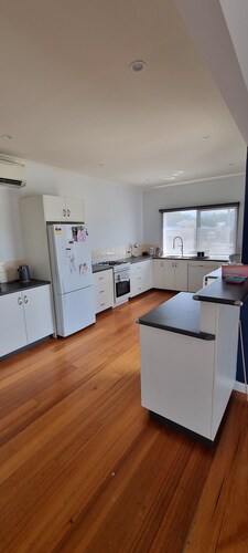 Coastal Retreat - 400m walk to Rosebud Beach