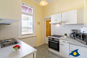 Kühlschrank, Mikrowelle, Ofen, Geschirrspüler