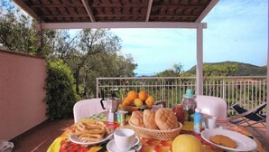 Outdoor dining - Cilento Getaway w/ Terrace (Palinuro)