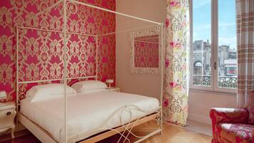 Biancheria da letto di alta qualità, copriletto in piuma, una scrivania