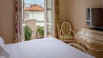 9 makuuhuonetta, ylelliset vuodevaatteet, untuvapeitot, työpöytä