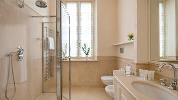 Rainfall showerhead, free toiletries, hair dryer, bathrobes