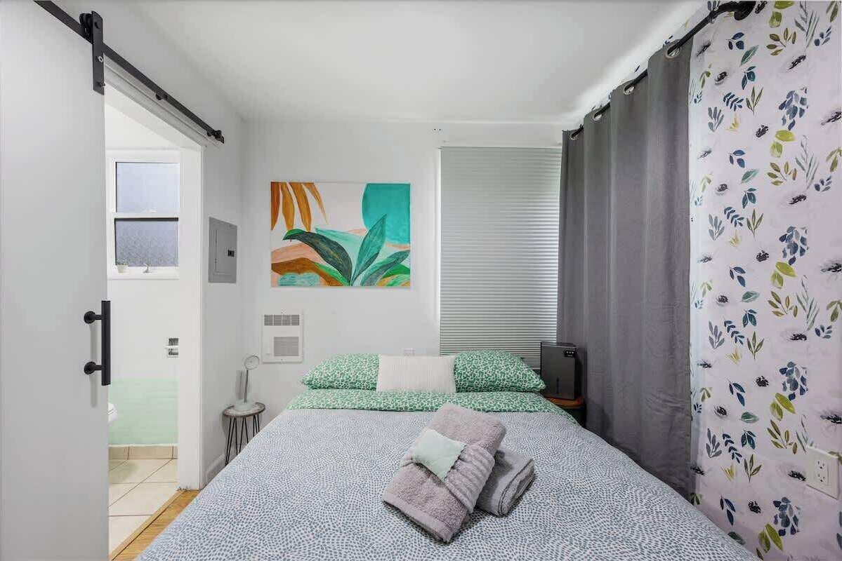 1 slaapkamer, een bureau, een strijkplank/strijkijzer, wifi