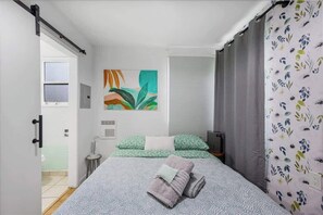 1 slaapkamer, een bureau, een strijkplank/strijkijzer, wifi