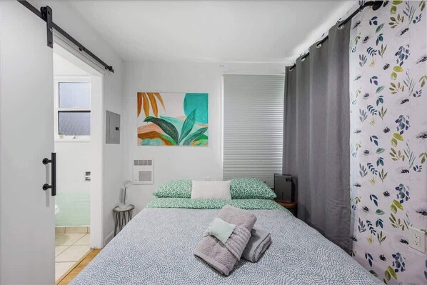 1 habitación, escritorio, tabla de planchar con plancha y wifi 