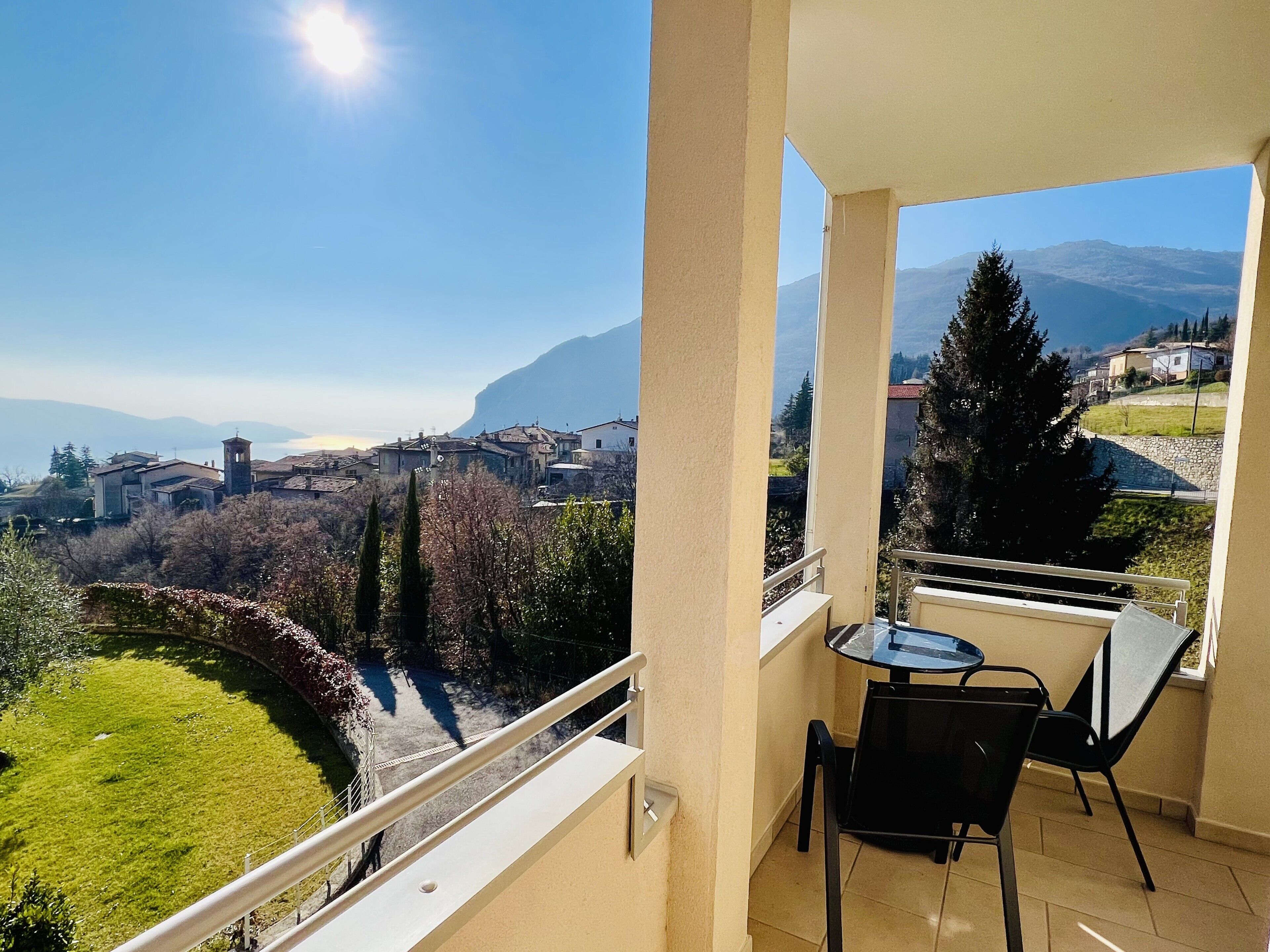 Ein Balkon mit Blick auf ein Dorf und Berge.