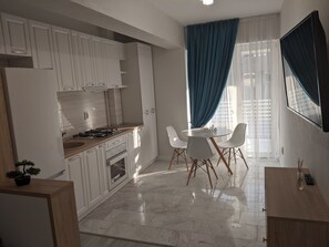 Fridge, oven, coffee/tea maker, electric kettle - Premium Apartment in Copou (Iași)