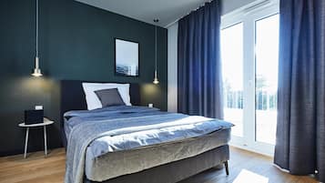 Pengeskab på værelset, skrivebord, arbejdsområde til bærbare computere