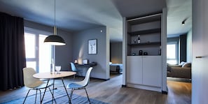 Caja de seguridad en la habitación y escritorio