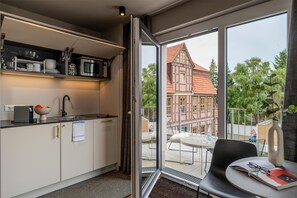 Een moderne keuken met een grote schuifdeur naar een terras.