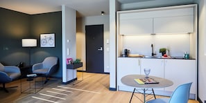 Zimmersafe, Schreibtisch, laptopgeeigneter Arbeitsplatz