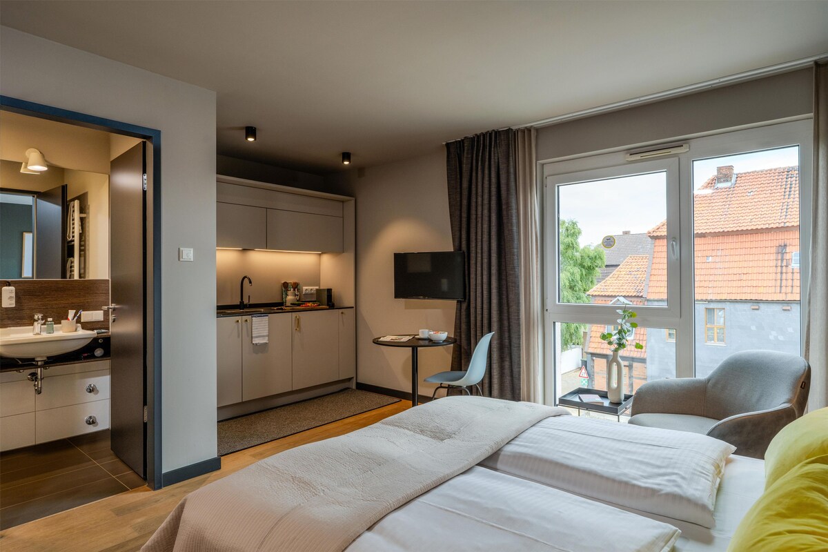 Smart Apartment, 1 Queen Bed, Full Kitchen | Hypo-allergenic bedding available, in-room safe, desk, laptop workspace