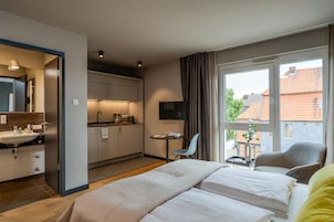 Smart Apartment, 1 Queen Bed, Full Kitchen
