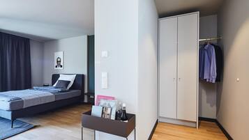 Zimmersafe, Schreibtisch, laptopgeeigneter Arbeitsplatz