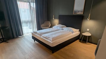 Hypo-allergenic bedding, in-room safe, desk, laptop workspace
