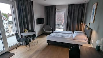 Hypo-allergenic bedding, in-room safe, desk, laptop workspace