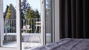 In-room safe, desk, laptop workspace, blackout drapes