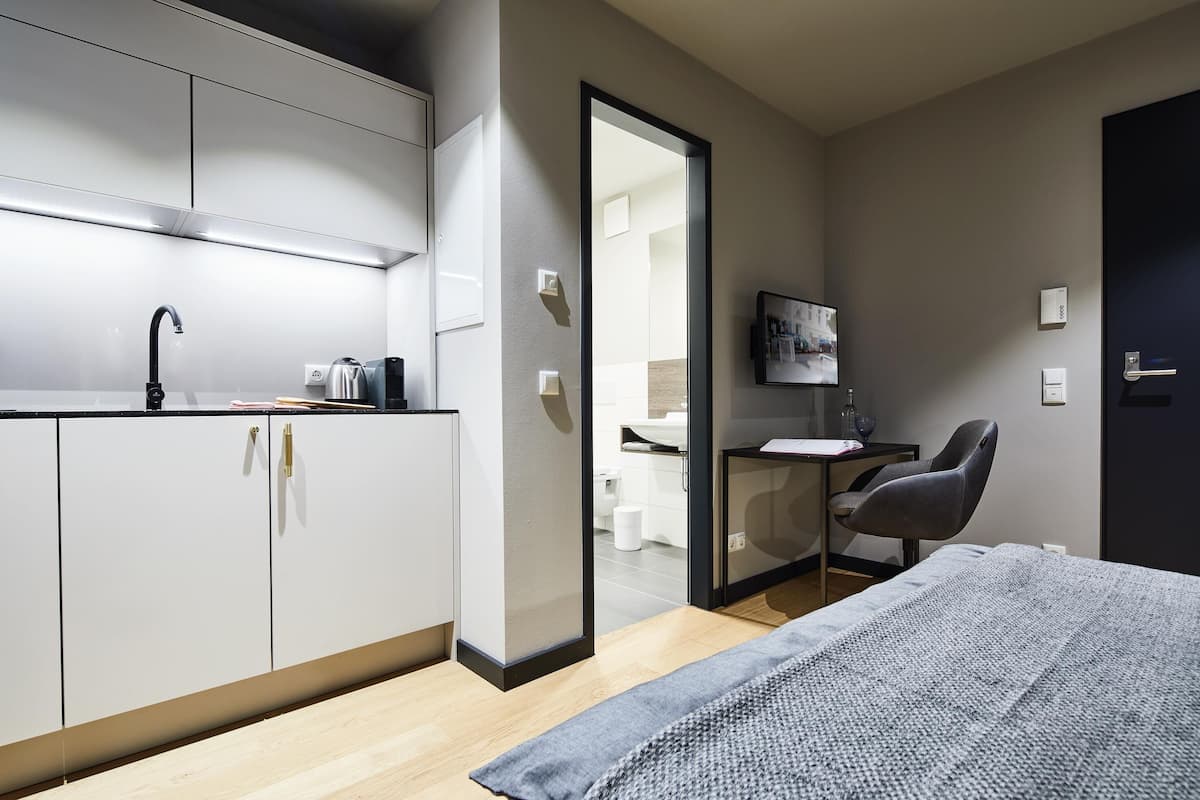 Fridge, microwave, stovetop, dishwasher