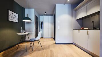 Zimmersafe, Schreibtisch, laptopgeeigneter Arbeitsplatz