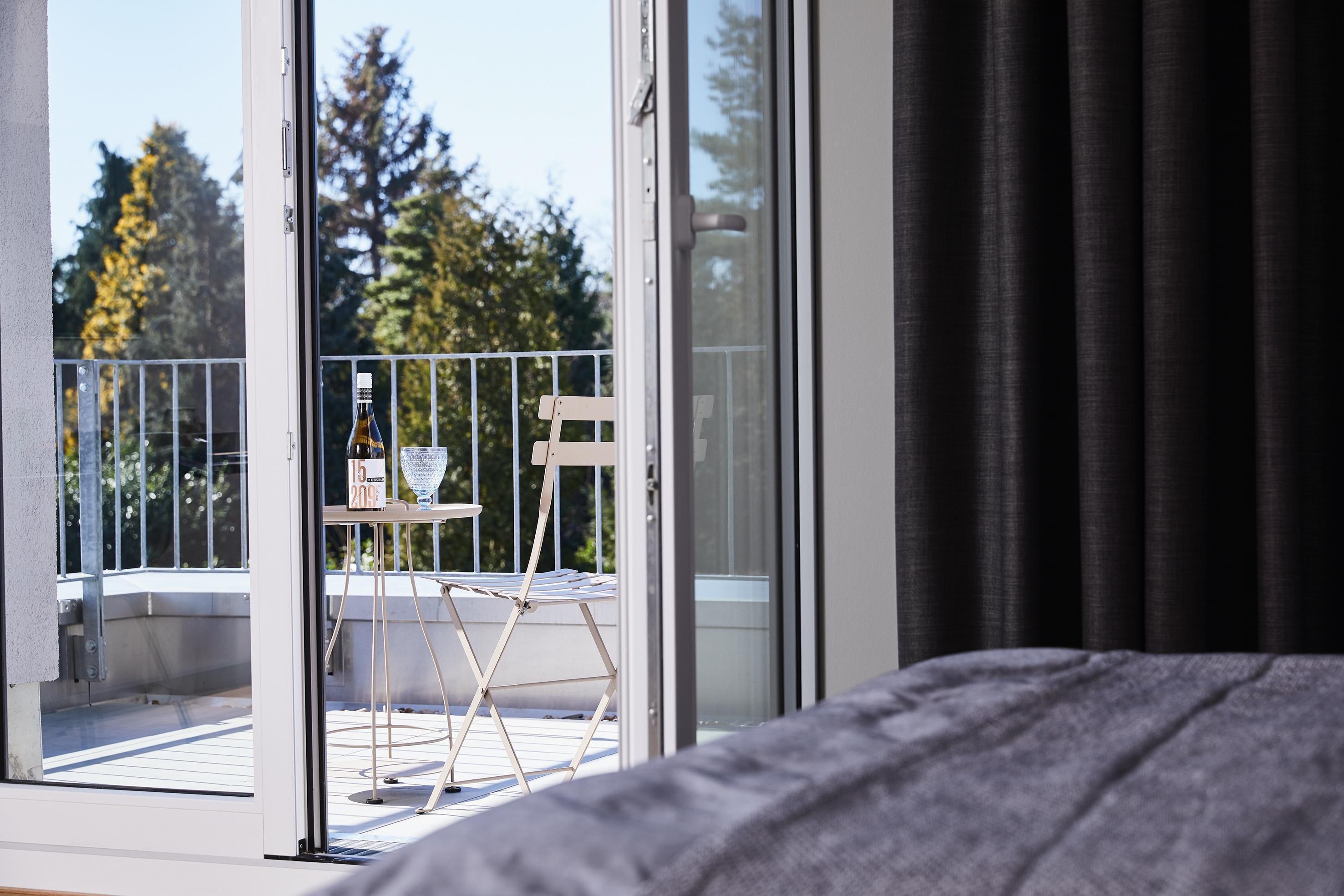 خزنة داخل الغرفة ومكتب ومساحة عمل للكمبيوتر المحمول وستائر تعتيم