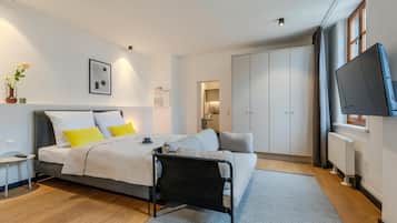 Ropa de cama hipoalergénica y caja de seguridad en la habitación
