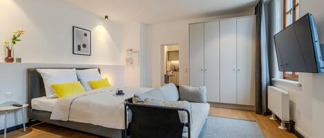 Medium Apartment, 1 Queen Bed, Full Kitchen | Hypo-allergenic bedding, in-room safe, desk, laptop workspace