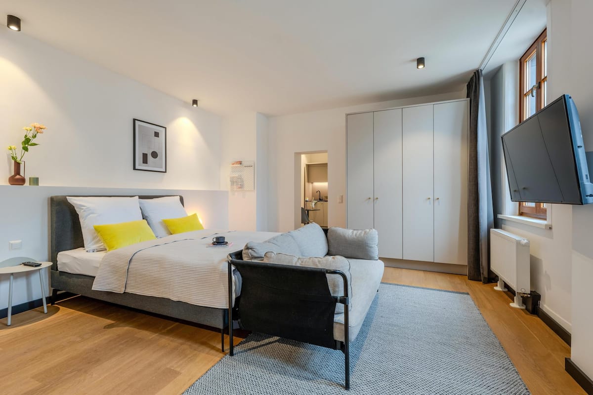 Medium Apartment, 1 Queen Bed, Full Kitchen | Hypo-allergenic bedding available, in-room safe, desk, laptop workspace