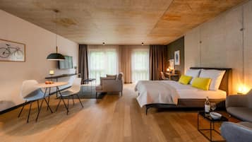 Ropa de cama hipoalergénica y caja de seguridad en la habitación