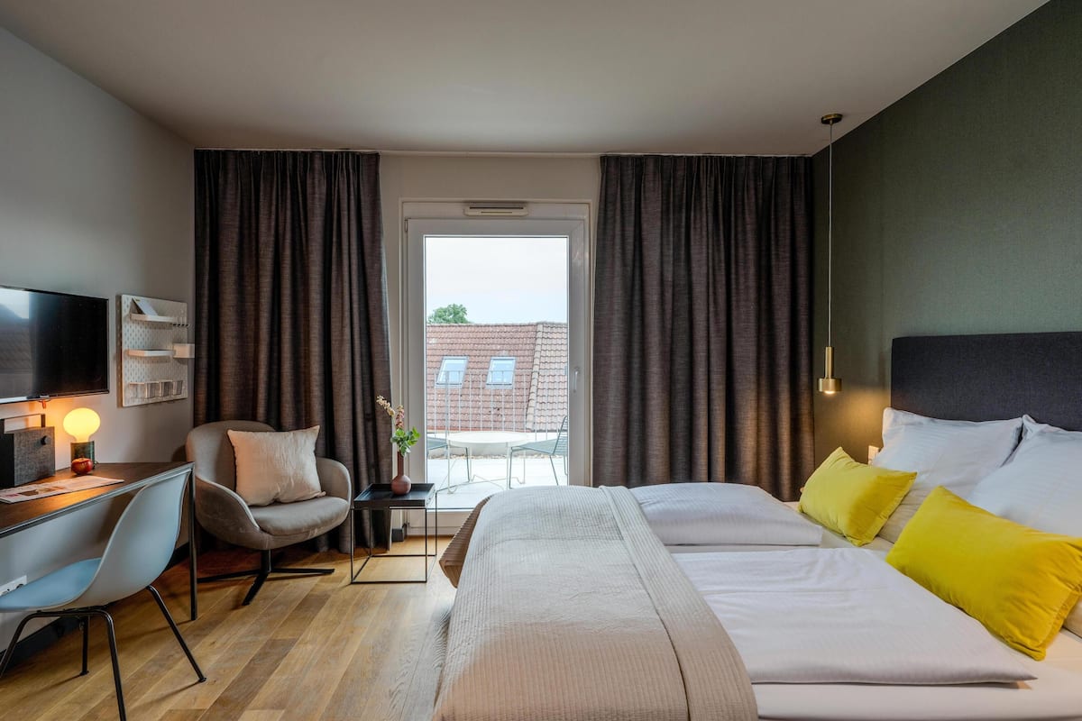 Smart+ Apartment, 1 Queen Bed, Full Kitchen | Hypo-allergenic bedding available, in-room safe, desk, laptop workspace