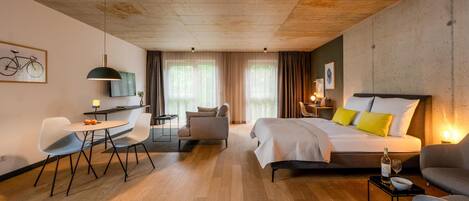 Hypo-allergenic bedding, in-room safe, desk, laptop workspace