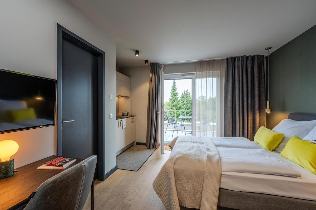 XtraSmart+ Apartment, 1 Queen Bed, Full Kitchen | Hypo-allergenic bedding available, in-room safe, desk, laptop workspace