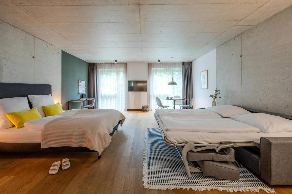 Luxury Family Apartment, 1 Queen Bed, Full Kitchen | Hypo-allergenic bedding available, in-room safe, desk, laptop workspace