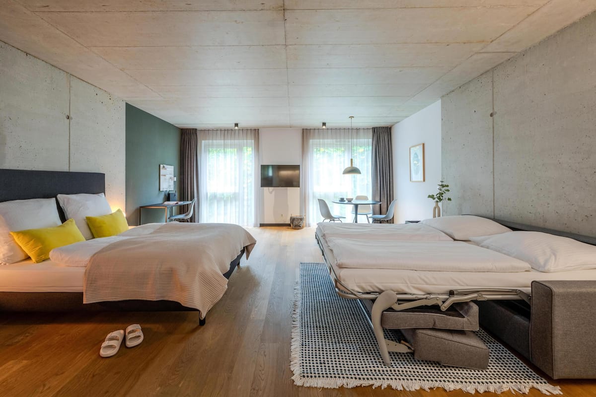 Luxury Family Apartment, 1 Queen Bed, Full Kitchen | Hypo-allergenic bedding, in-room safe, desk, laptop workspace