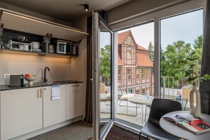 Medium Plus Apartment, 1 Queen Bed, Full Kitchen | Coin cuisine privé | Machine à expresso, cafetière/bouilloire, réfrigérateur, micro-ondes
