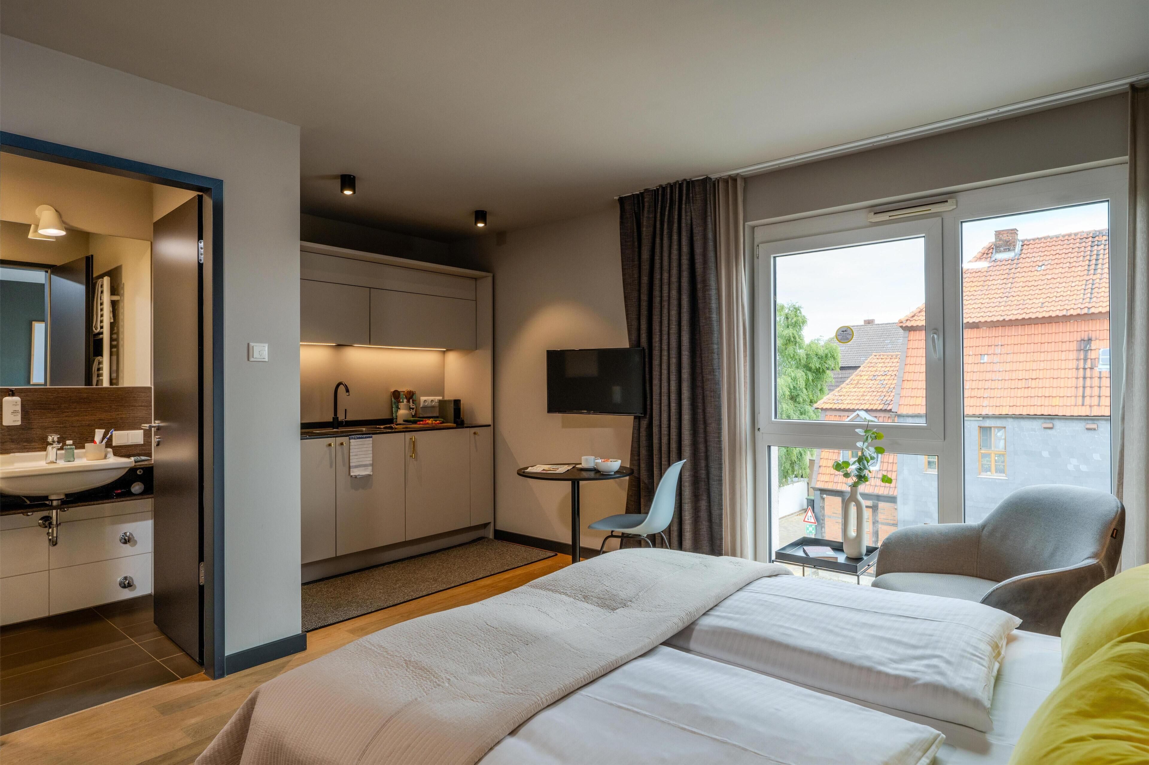 Smart Apartment, 1 Queen Bed, Full Kitchen | 低過敏寢具、客房內保險箱、書桌、筆電工作空間