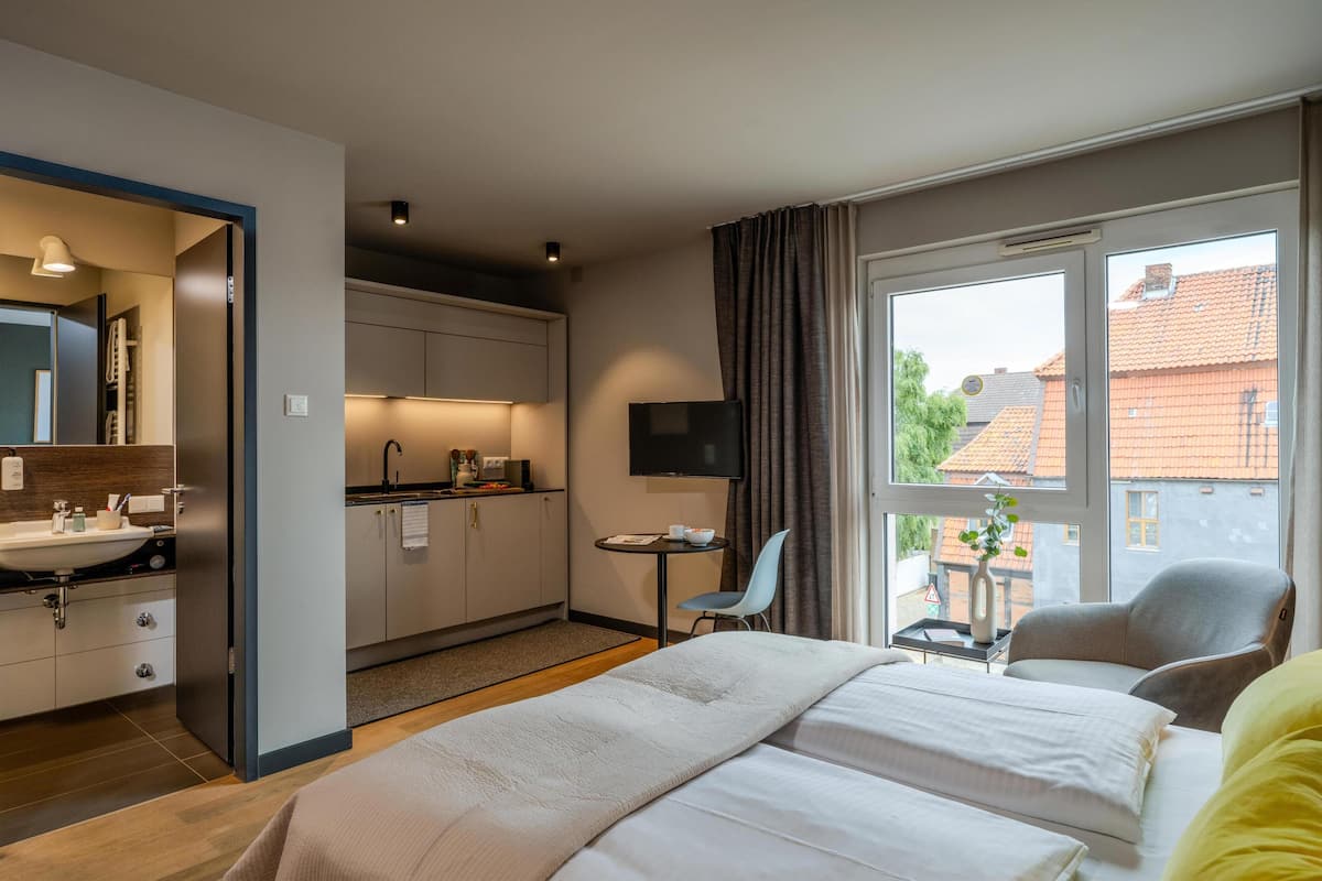 Smart Apartment, 1 Queen Bed, Full Kitchen | Hypo-allergenic bedding available, in-room safe, desk, laptop workspace