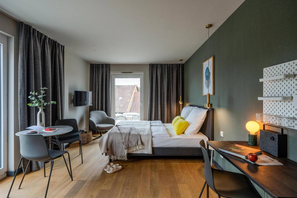 Medium Plus Apartment, 1 Queen Bed, Full Kitchen | Hypo-allergenic bedding available, in-room safe, desk, laptop workspace