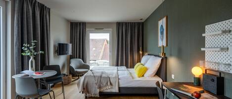 Medium Plus Apartment, 1 Queen Bed, Full Kitchen | Ropa de cama hipoalergénica y caja de seguridad en la habitación