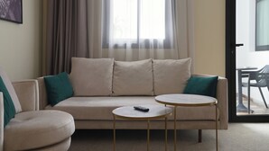 Suite – junior | Minibar, safe på rommet, skrivebord og skrivebord for bærbar PC