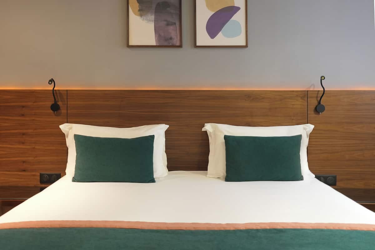 Kamar Double Standar | Minibar, brankas, meja kerja, dan ruang kerja ramah laptop